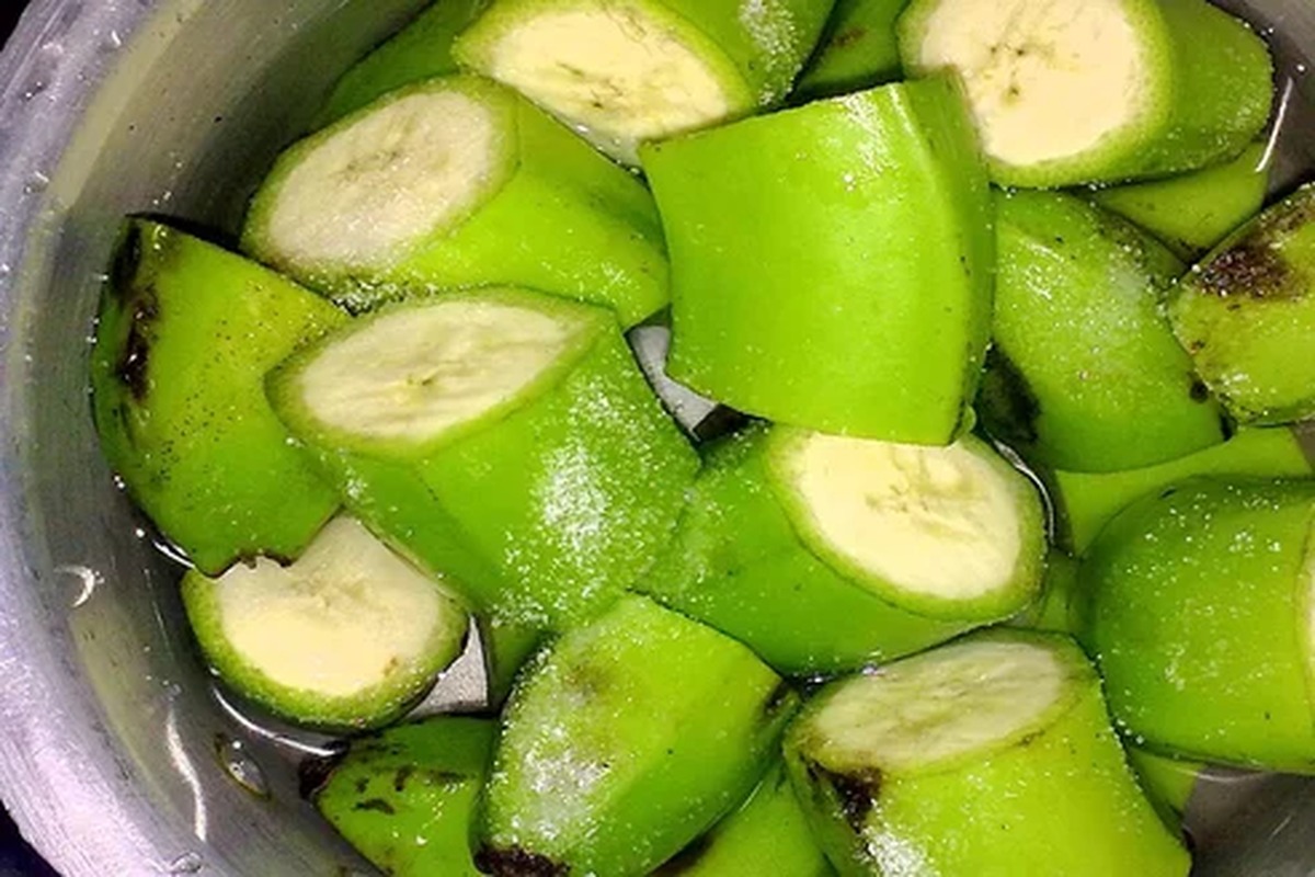 Banane ancora verdi, sbucciate e tagliate in acqua