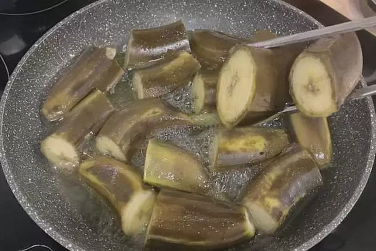 Rondelle di banana dorate in padella