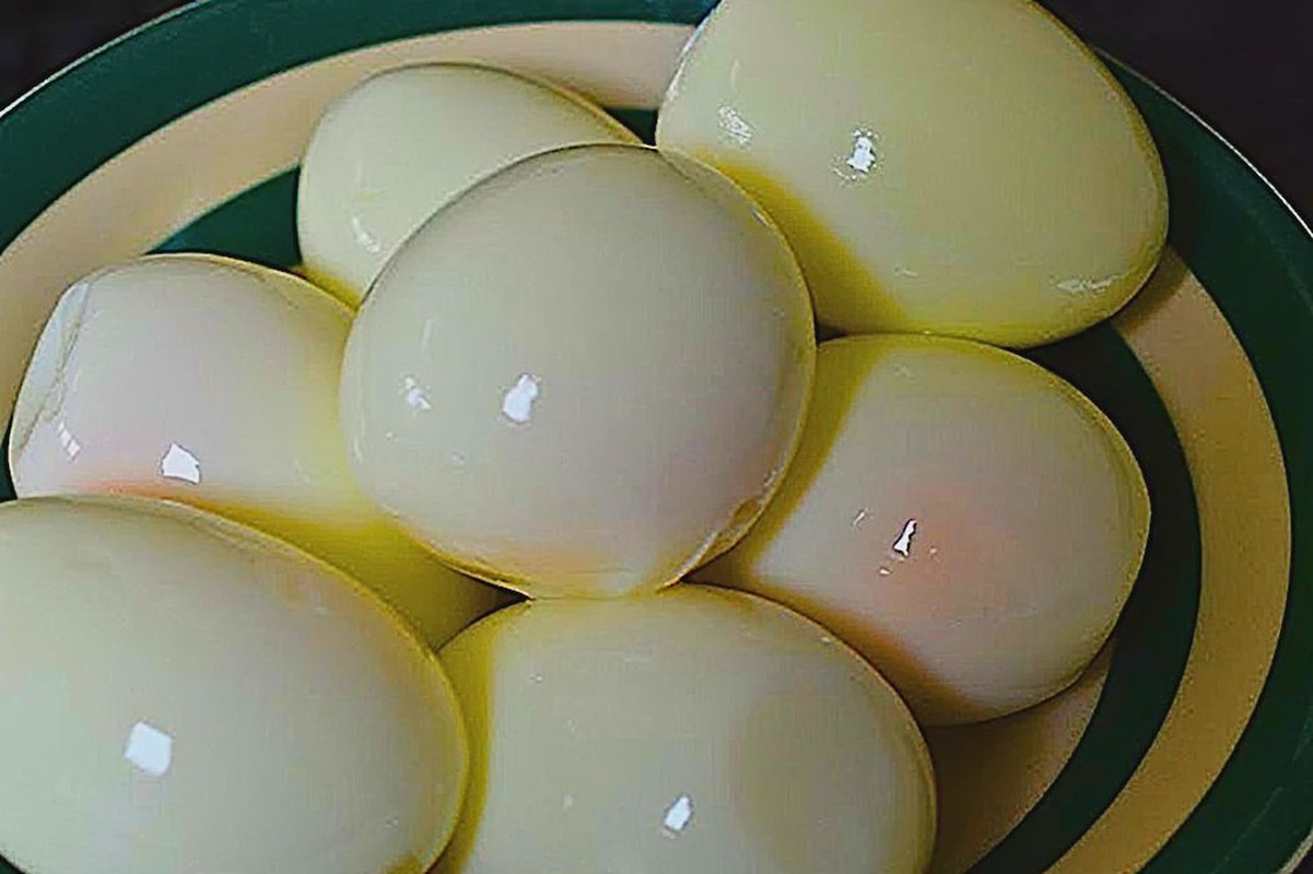 Una ciotola di uova sode già sgusciate