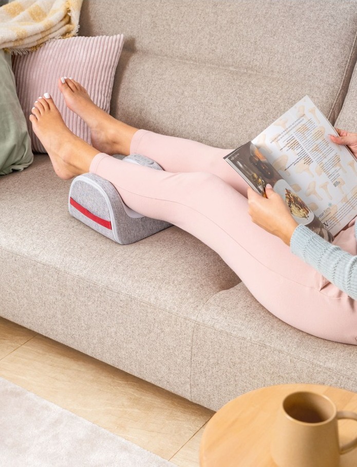 Chiara sul divano con un giornale, pausa serale